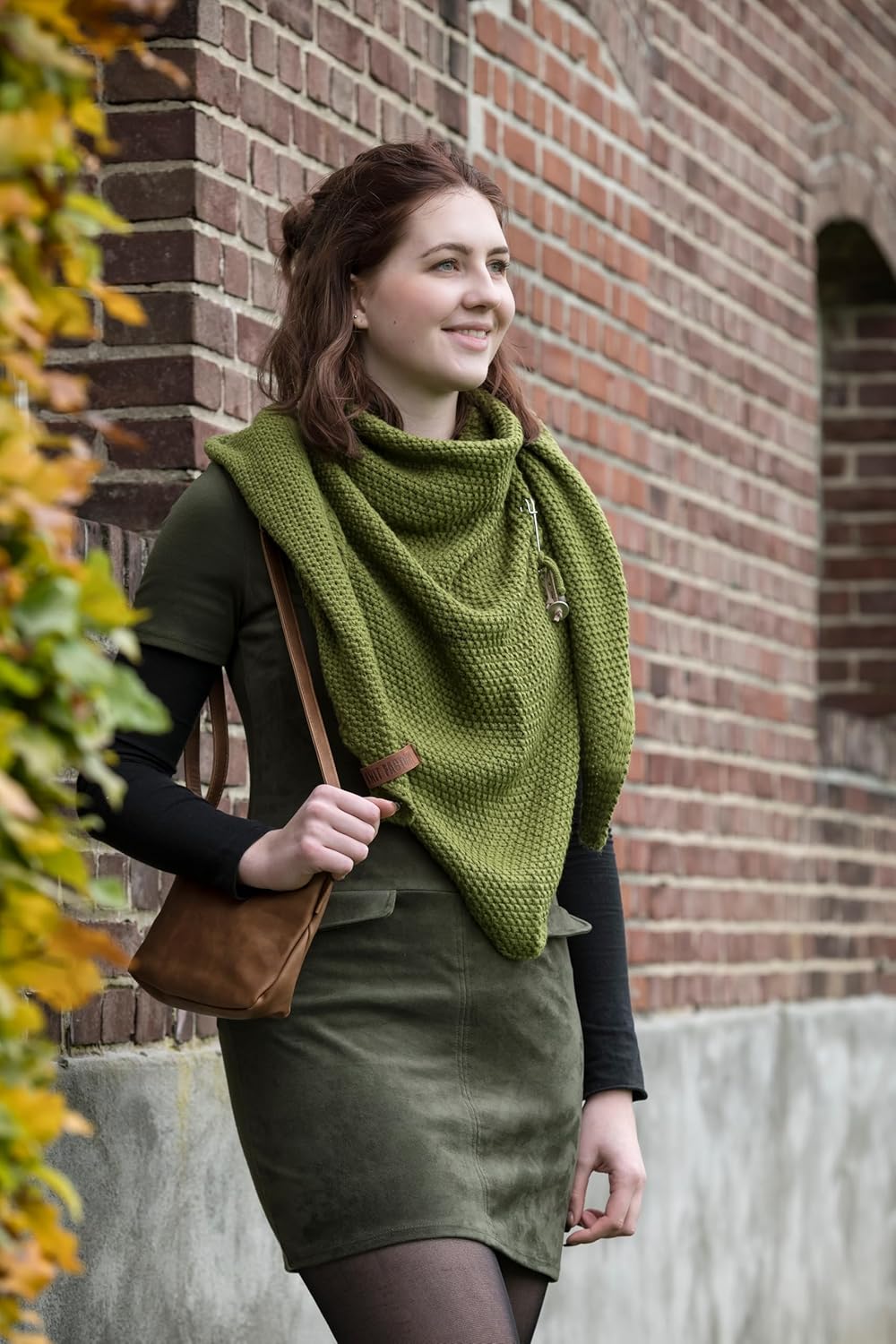 KNIT FACTORY - Dreiecksschal Coco - Damen Strickschal mit Wolle - Umschlagtuch für den Herbst und Wi