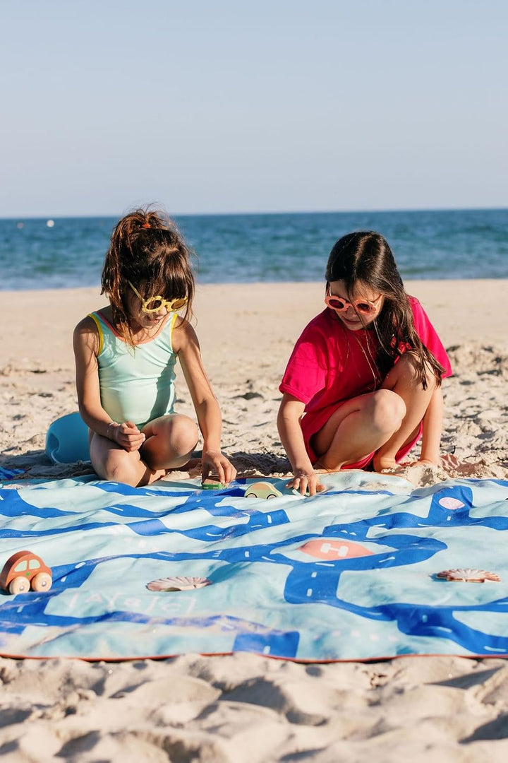 Quut – Strand-/Poolhandtuch für Kinder mit Spiel – Ultraschnell trocknende Mikrofaser, sandfrei – ko