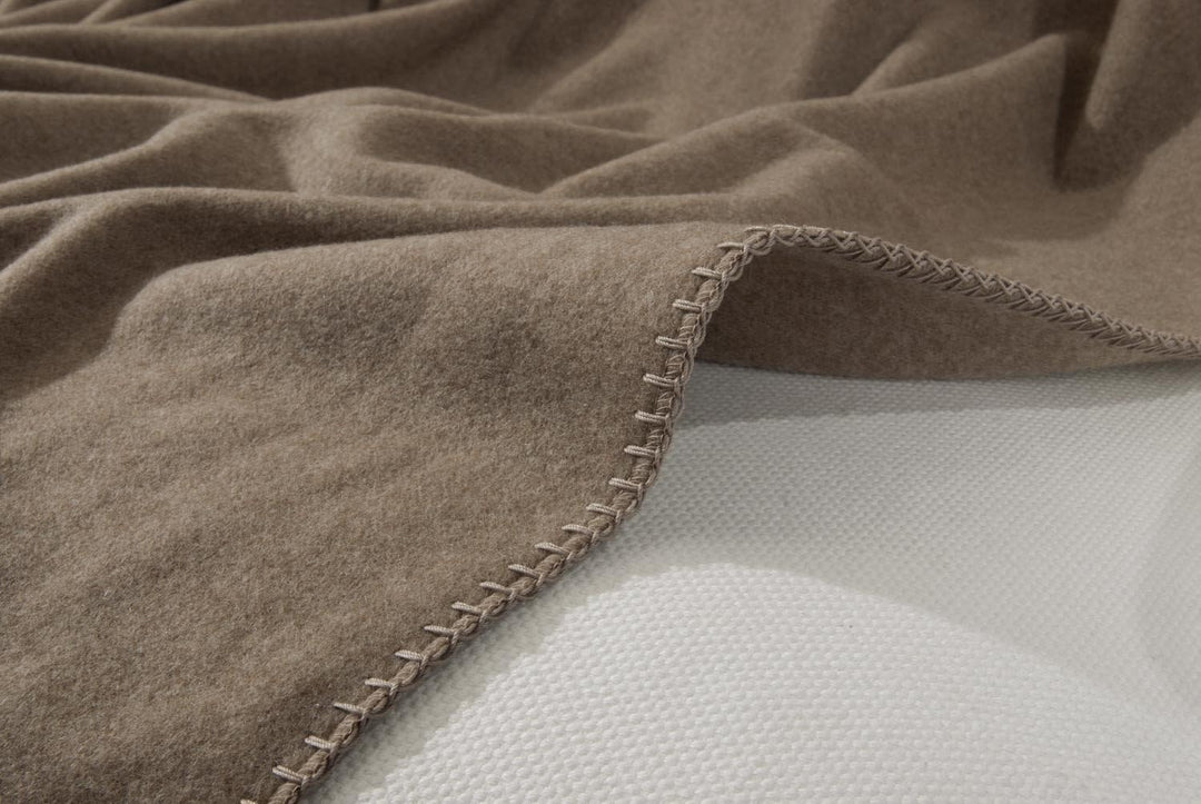 Wohnen &amp; Accessoires GmbH &amp; Co. KG Kaschmirdecke, Wolldecke aus 100% Kaschmir Amalfi grau-braun 150x