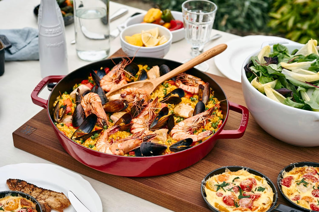 Staub Bratpfanne mit zwei Griffen, Induktionsgeeignet, Gusseisen, Kirschrot, 34 cm, 1 Einheiten 34 c