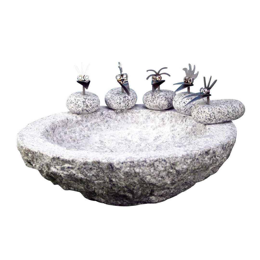 Vogelbad aus Granit in Schalenform (mit 5 Vögele am Rand sitzend), mit 5 Vögele am Rand sitzend