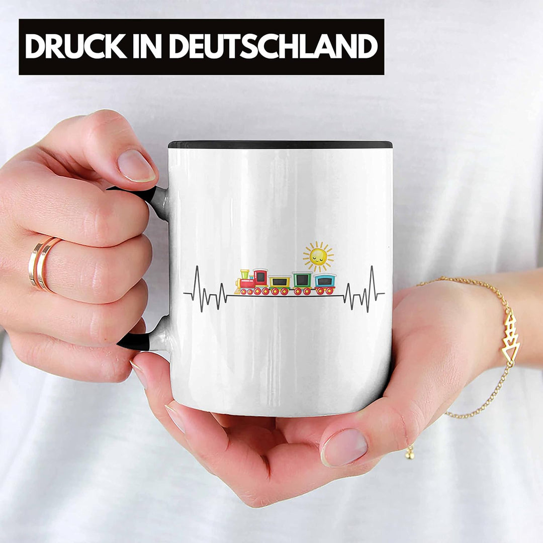 Trendation - Zug Züge Herzschlag Tasse Geschenk für Eisenbahner Zugführer Hobby Geschenkidee (Schwar