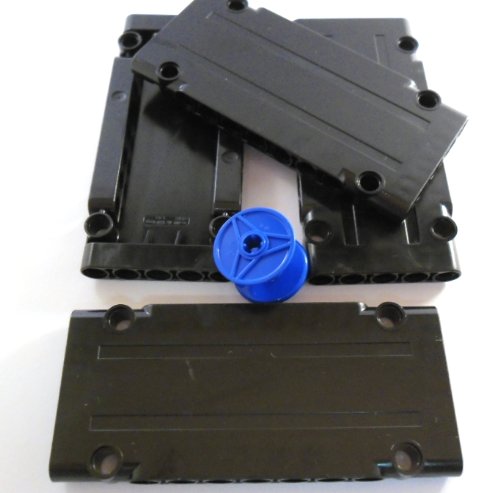 LEGO 4 Stück TECHNIC Panel Platte 1x5x11 in Schwarz. Dazu eine Kabelrolle in Blau.