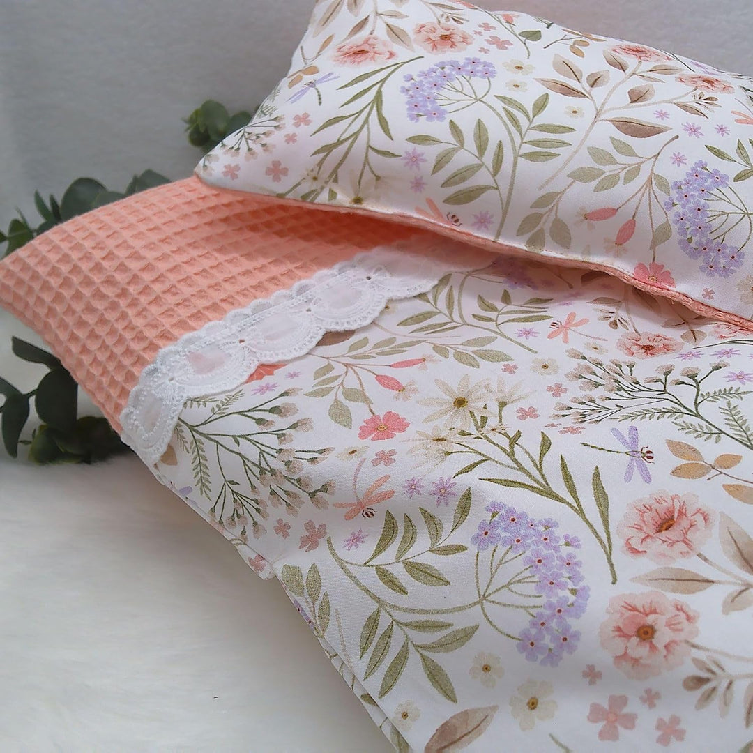 Handgefertigte Puppenbettwäsche, verschiedene Farbkombination, Floral-Streifen Design mit Stickerei