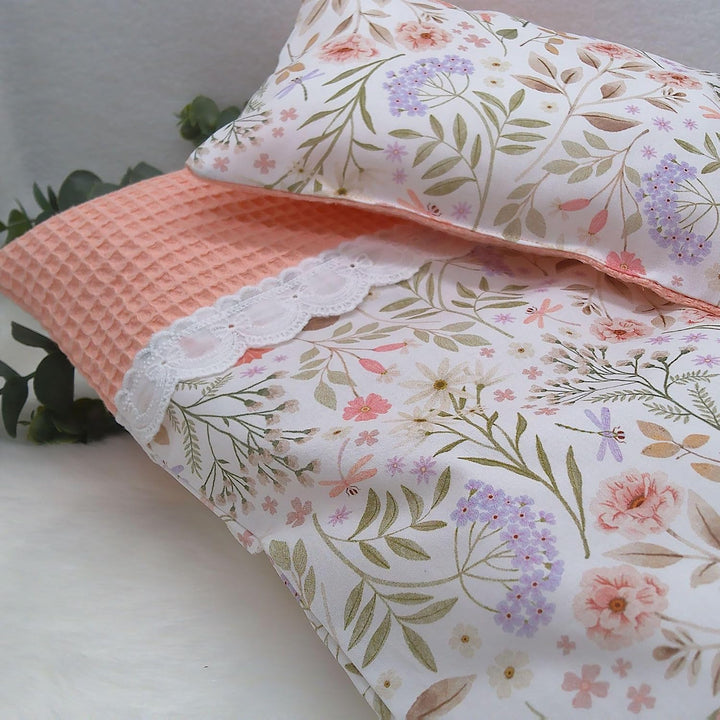 Handgefertigte Puppenbettwäsche, verschiedene Farbkombination, Floral-Streifen Design mit Stickerei