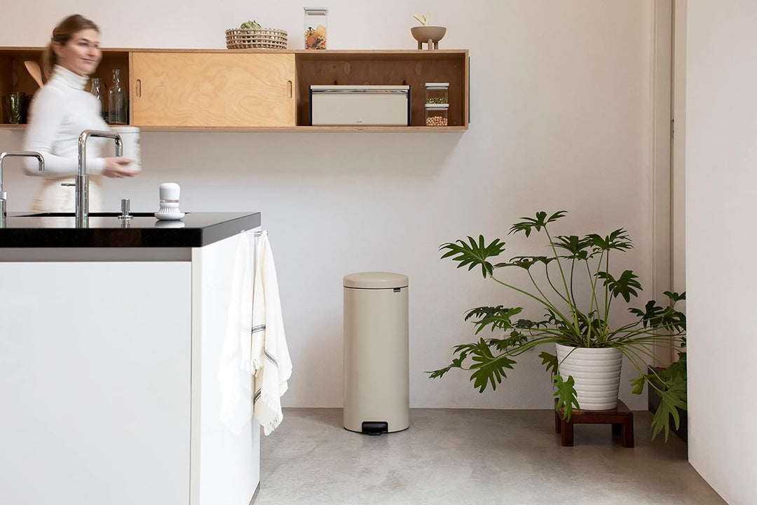 Brabantia - NewIcon Treteimer 30L - Grosse Abfalleimer für die Küche - Sanft Schliessender Deckel -