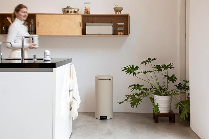 Brabantia - NewIcon Treteimer 30L - Grosse Abfalleimer für die Küche - Sanft Schliessender Deckel -