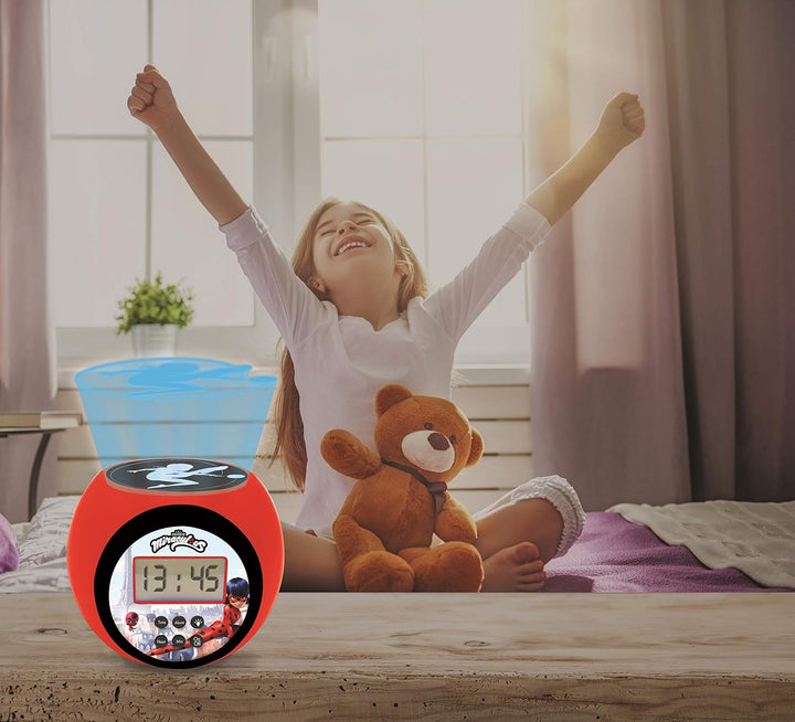 Lexibook, Miraculous Ladybug Cat Noir, Projector-Wecker mit Schlummerfunktion und Weckfunktion, Nach