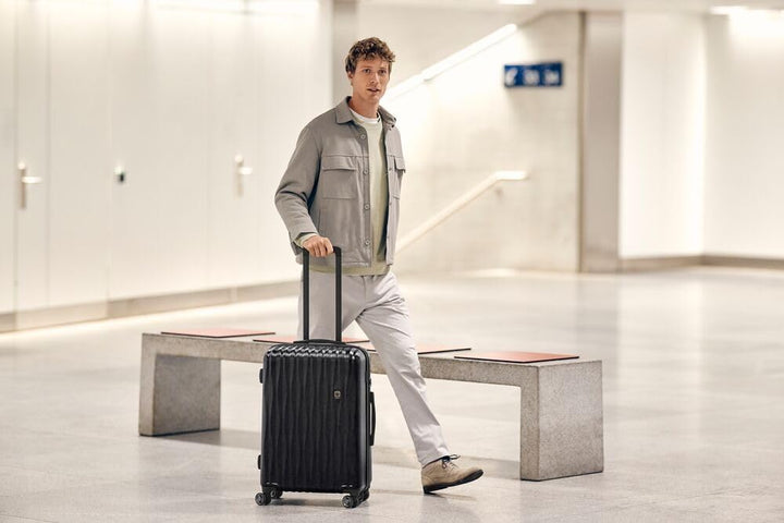 WENGER Energie M Hartschalenkoffer mit 4 Rollen, Trolley, M, 65 (75) l, Sicherheitsschloss, Damen He