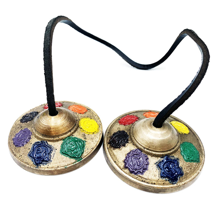 Tingsha (Tibetische Glocke). Handgefertigtes Handwerk. Indische Handwerkskunst. Emailliertes Chakra-