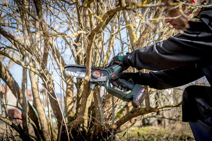 Metabo Akku Gehölzsäge (Holzsäge ohne Akku, kleine Kettensäge 15 cm, mit metaBox, Gartensäge) 600856
