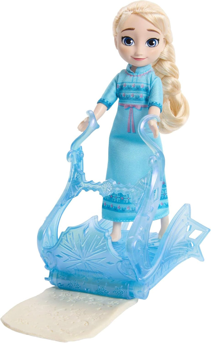 Mattel Spielzeug aus Disney „Die Eiskönigin“, Puppe (14 cm) der Jungen ELSA im Nachthemd mit Knete,