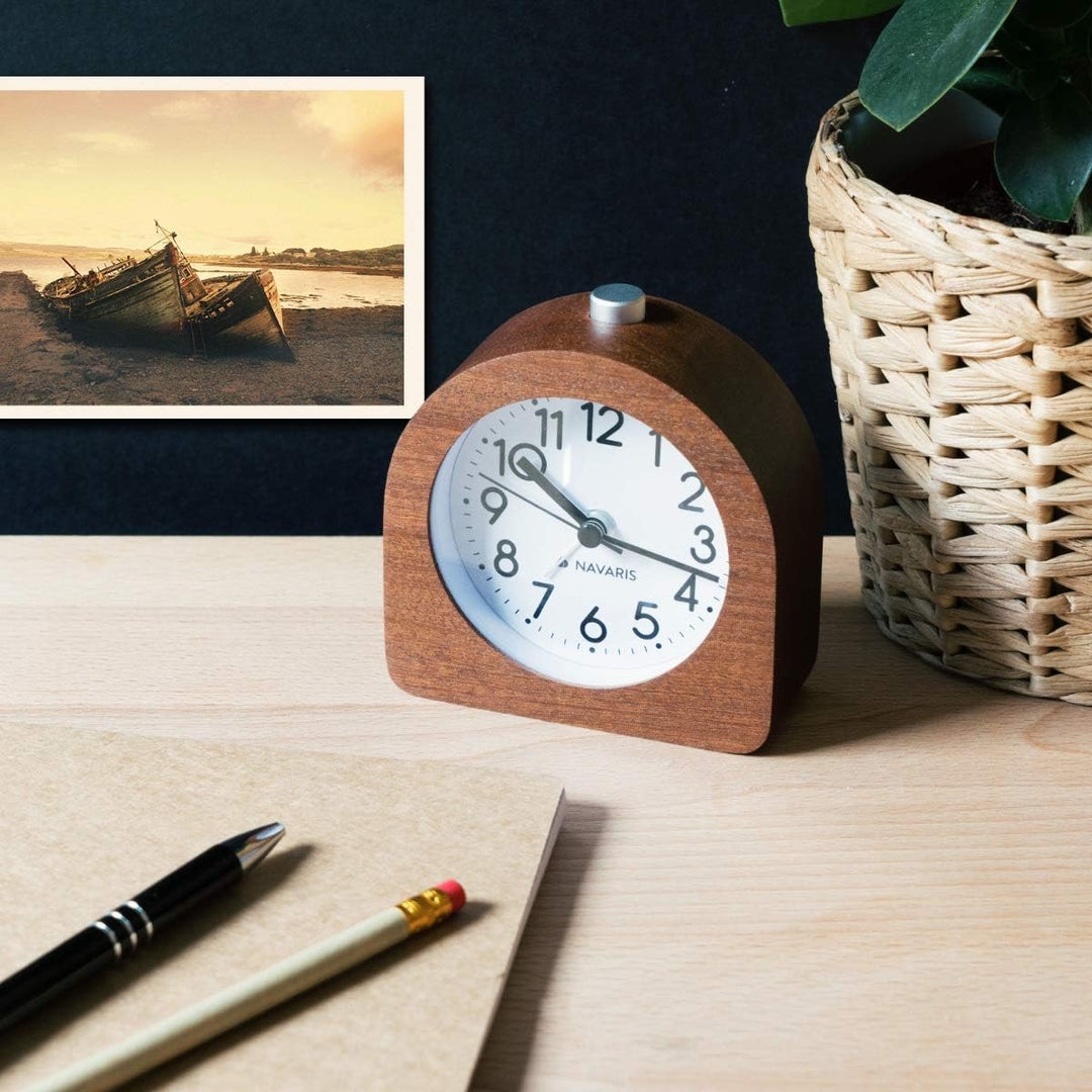 Navaris Analog Holz Wecker mit Snooze - Retro Uhr Halbrund mit Ziffernblatt Alarm Licht - Leise Tisc