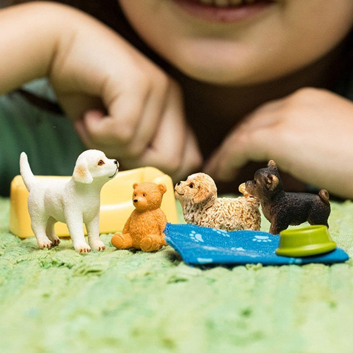 SCHLEICH Farm World | Welpenstube 42480 Tiere Set mit 3 Welpen, Zaun & Zubehör | Bauernhof Spielset