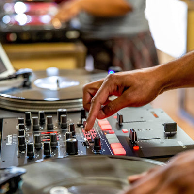 Numark Scratch - Zweikanal DJ Scratch Mixer mit Serato DJ Pro, Innofader Crossfader, DVS-Lizenz, 6 D