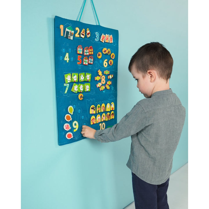 Lilliputiens 83079 Zähltafel für Kinder mit Aufhängung, Masse: 55x45x1cm, ab 3 Jahren