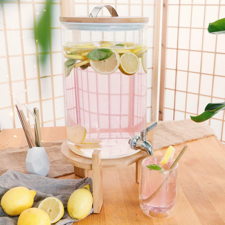 Navaris 7L Getränkespender mit Zapfhahn aus Edelstahl - Glas Wasserspender mit Stand aus Bambus Holz