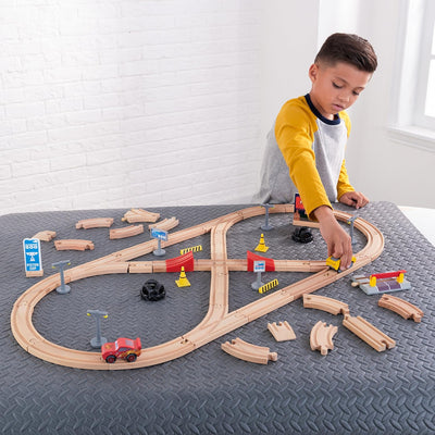 KidKraft Disney Pixar Cars 3 Autorennbahn aus Holz für Kinder, Eisenbahn Set mit Lightning McQueen-F