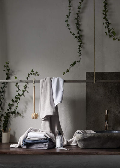 Himla Duschtuch Lina mit Aufhänger - 70x140 cm - Farbe: Mother of Pearl - Hellgrau - Beige - weiches