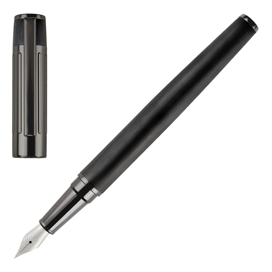 Hugo Boss Gear Ribs Füllfederhalter aus Messing und Aluminium in der Farbe Black, Länge: 13,8cm, Fed
