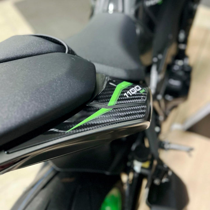 Black Doves Graphics 3D-Aufkleber aus Harz kompatibel mit Kawasaki Z1100 SE 2026 (GY1) | Made in Ita