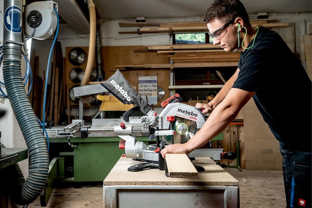 Metabo KGS 18 LTX BL 254 AkkuKappsäge (18V 1x4Ah Li-Power Ladegerät ASC 55 Karton mit Zugfunktion, r