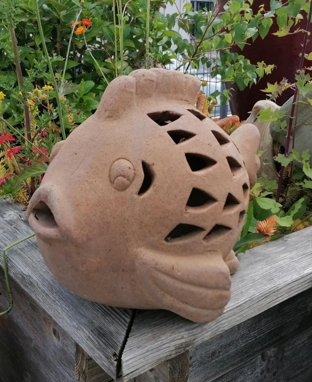 B-Ware !! Schöner Deko Fisch ca. 33 cm lang aus Black Terracotta m. kleinen Fehlern Wasserspeier Gar