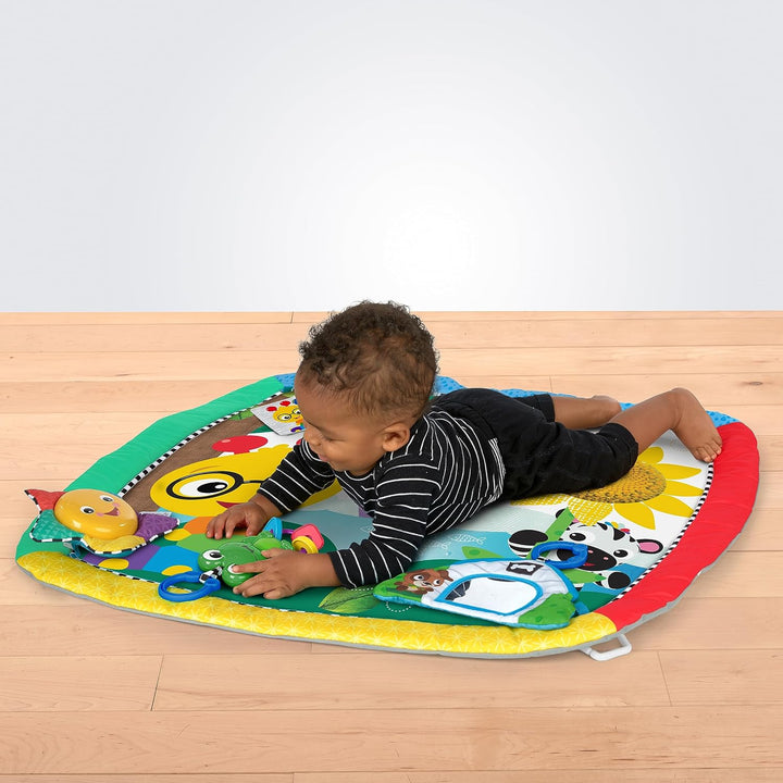 Baby Einstein Caterpillar und Friends Spieldecke mit Spielbogen, abnehmbaren Spielzeugen, Lichteffek