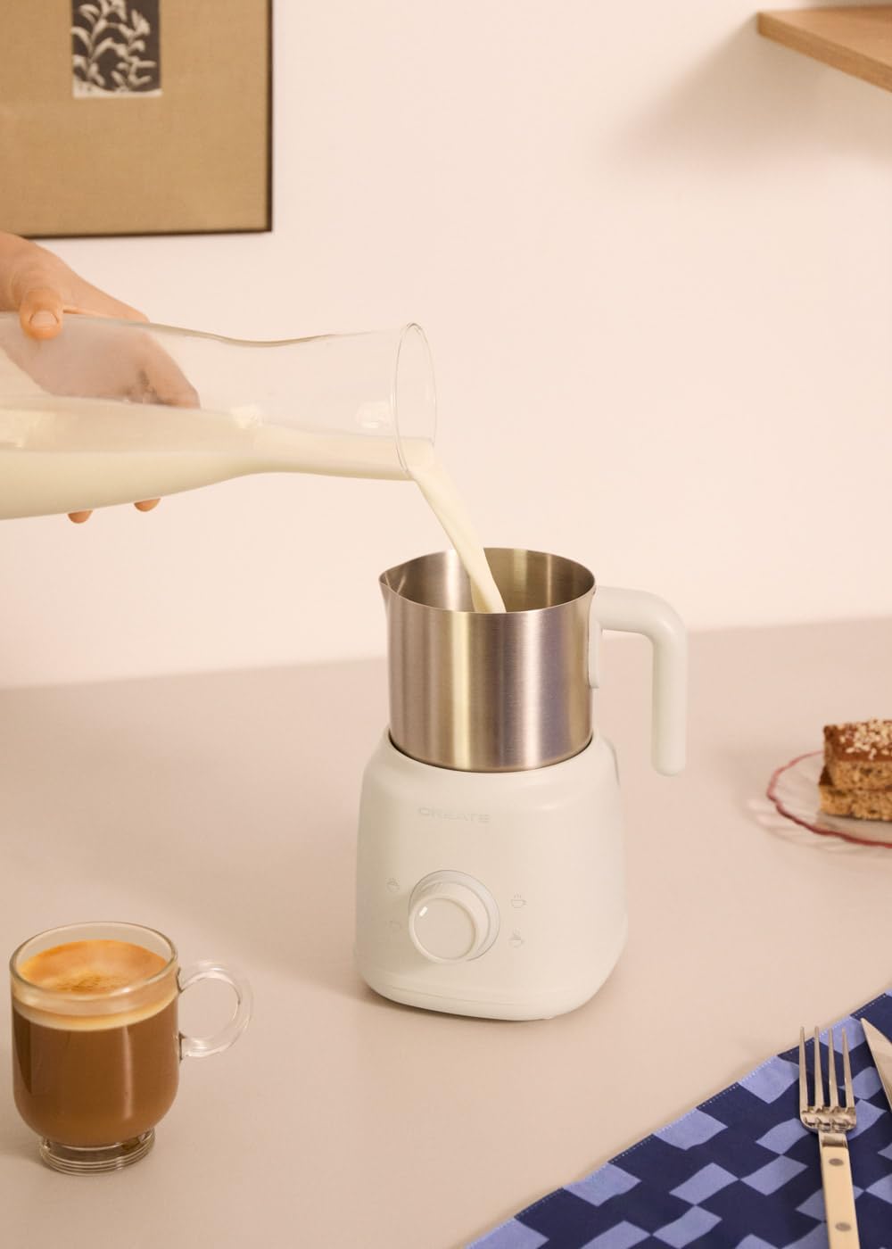 CREATE/MILK FROTHER RETRO/Milchaufschäumer und -erhitzer mit abnehmbarem Krug Cremeweiss/Magnetische
