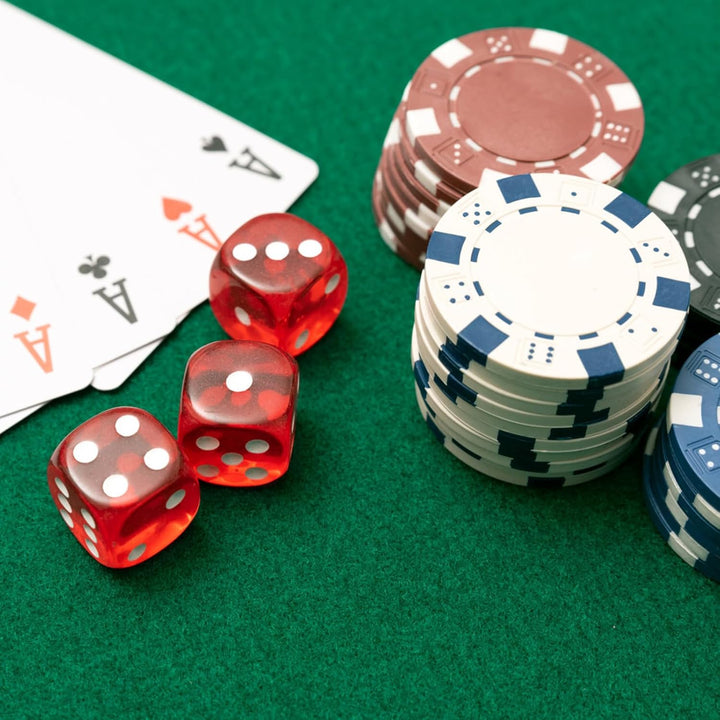 HOMASIS Pokerset mit 500 Chips, Poker Koffer mit 2 Kartendecks, 5 Würfel, Kasino-Matte, 3 Dealer But