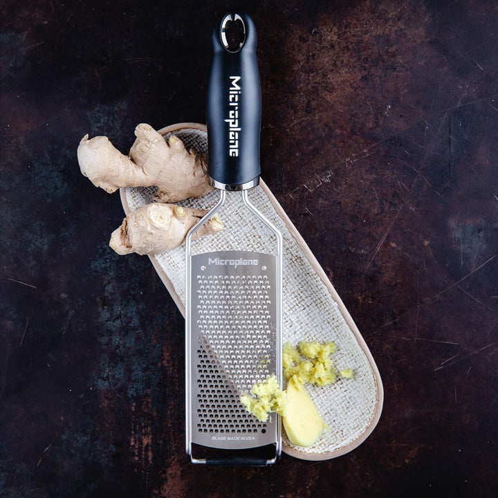 Microplane Küchenreibe Fein für Hartkäse, Zitrusfrüchte, Knoblauch, Chili, Zimt und Muskatnuss in Sc