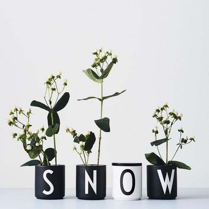 Design Letters Blumenhaltereinsatz für Porzellantasse & Lieblingsbecher (Schwarz) - Lackierter Stahl