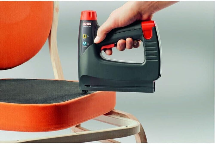 Novus Akku-Tacker J-214 im Koffer, Elektrotacker, 3.6 V Akku, LED-Arbeits-Licht, Schlagkraftregelung