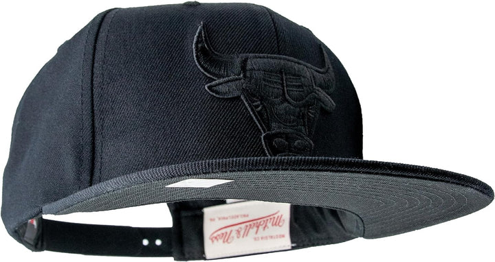 Mitchell & Ness Black on Black Snapback - Chicago Bulls, Schwarz