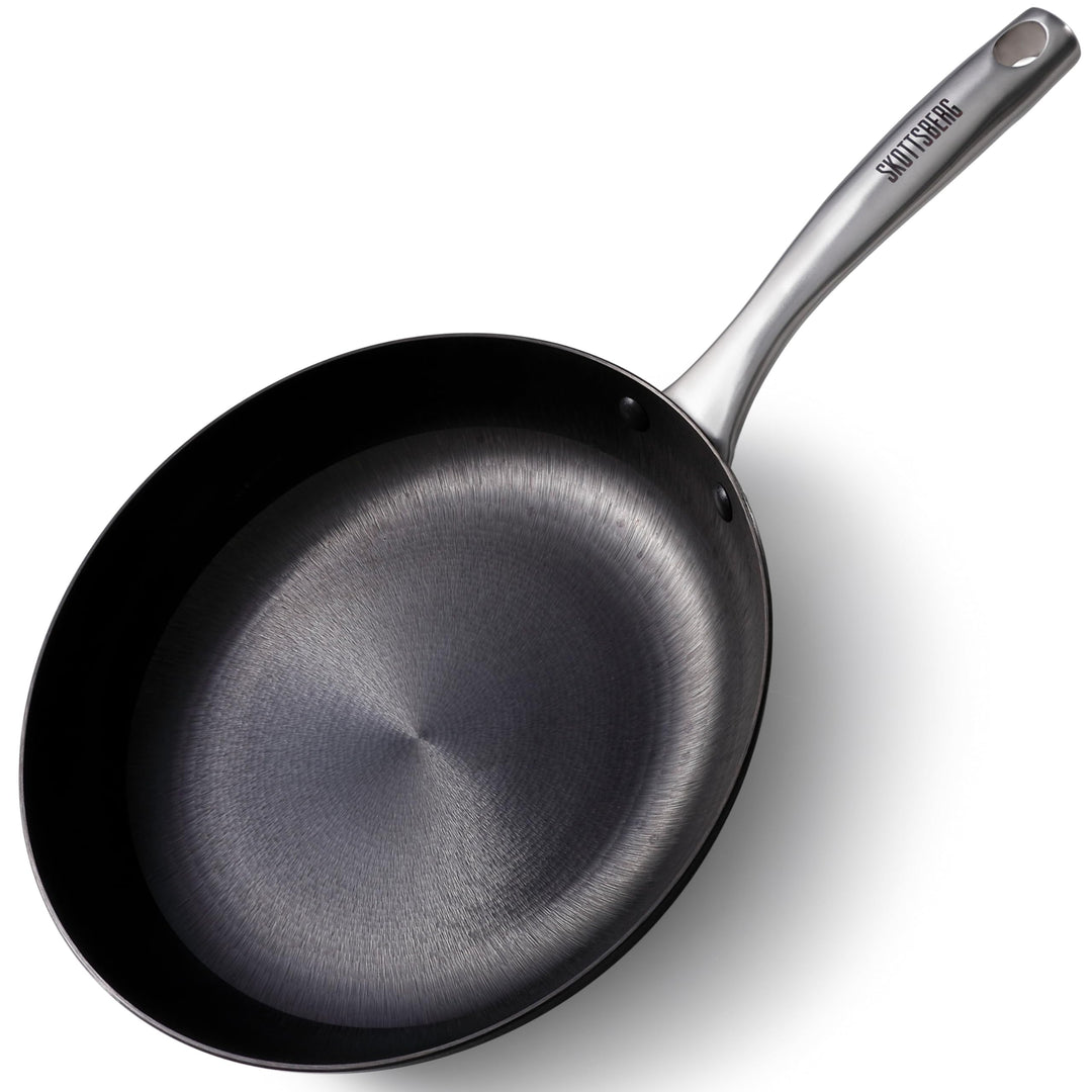 SKOTTSBERG Gusseisen Bratpfanne - Ø 28 cm – vorgebrannt & PFAS‑frei, leichter Edelstahlgriff - ideal