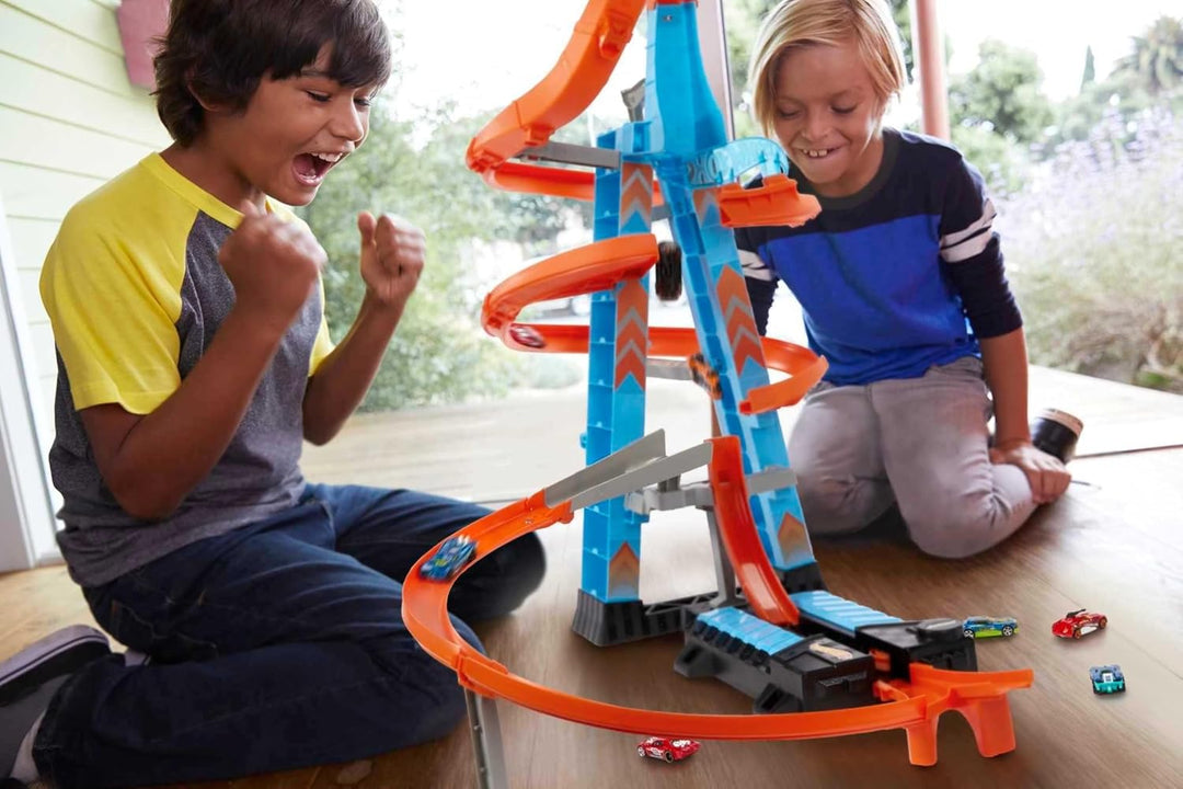 Hot Wheels GWT39 - Himmelscrash-Turm, 60cm hoch mit batteriebetriebenem Beschleuniger und orangem Tr