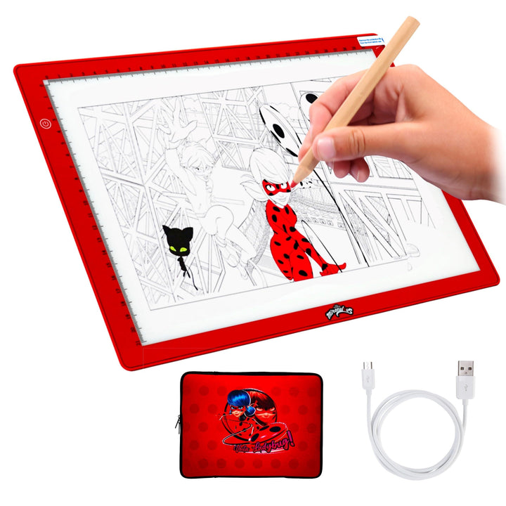 Miraculous Ladybug - A4 Leuchttisch, Neoprenhülle, Zeichenset mit USB-Ladegerät und Malvorlagen, Kun