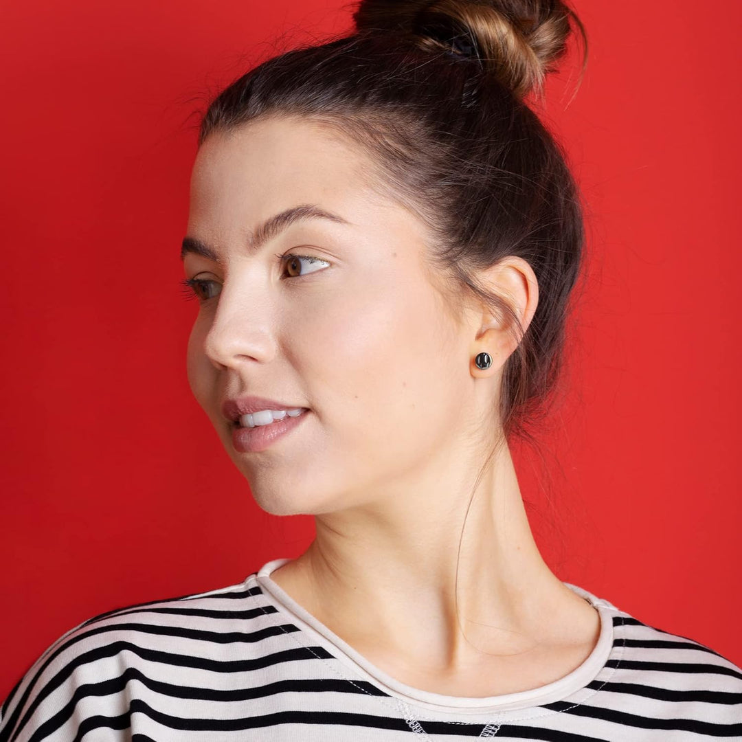Runde Ohrstecker mit dunkelgrauem Stein in Perlmuttoptik • Bunte Ohrringe für Damen • Nachhaltiger M