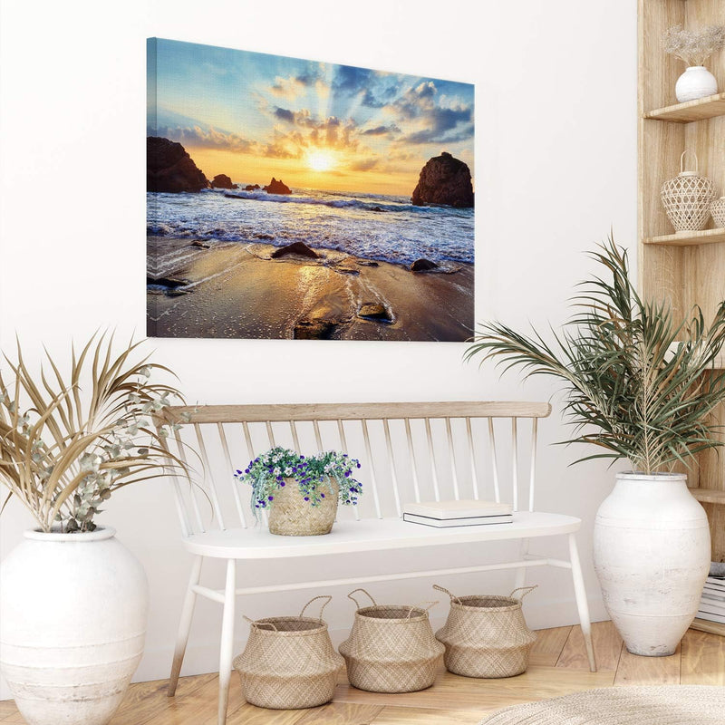 PICANOVA – Bild auf Leinwand Felsiger Strand Sonnenuntergang 100x75cm – Leinwandbild – Premium Leinw