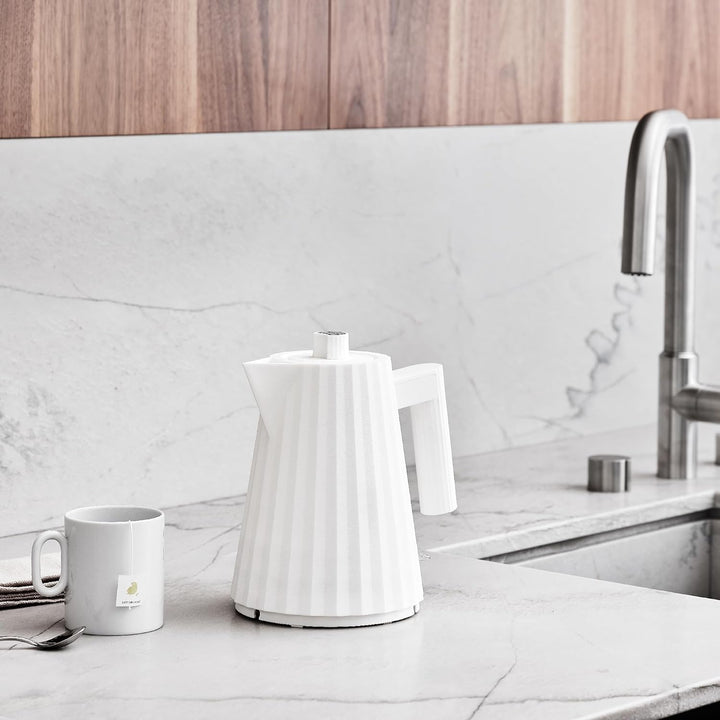 Alessi Plissé MDL06/1WUK - Elektrischer Wasserkocher aus Thermoplastischem Harz, Englisch Stecker 24