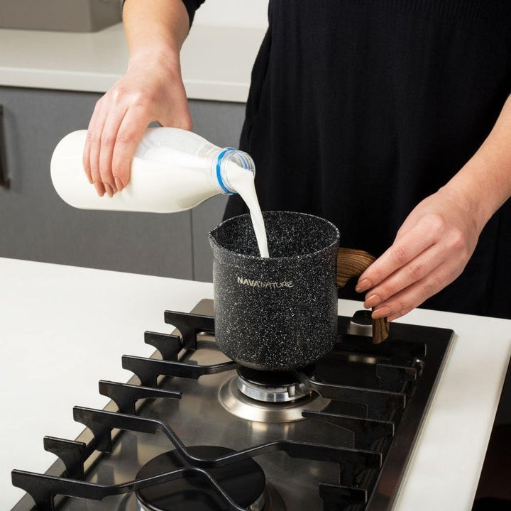 NAVA Milchtopf 1 L | Stielkasserolle mit Granitbeschichtung Nature zum Aufkochen von Milch | Schmelz