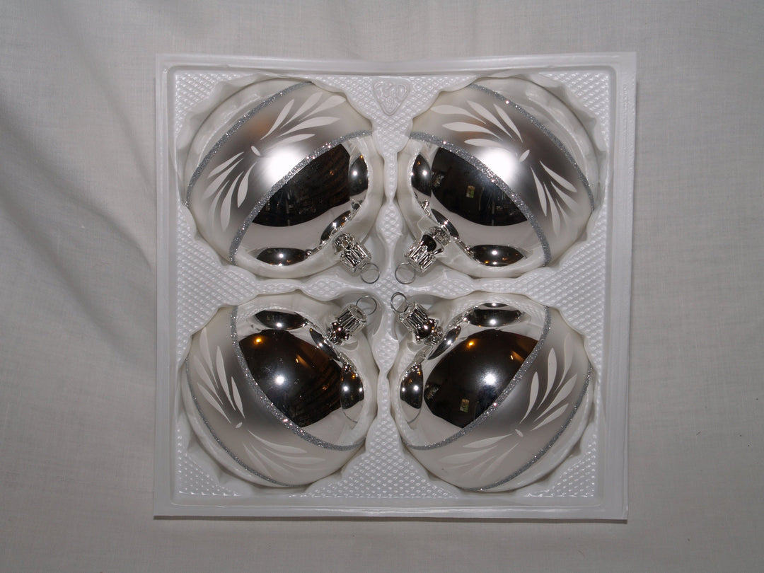 Christbaumkugel silber mit mattweissem Dekor 10cm von "Jingle Bells Lauscha"