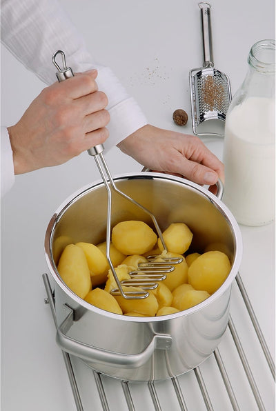 WMF Profi Plus Kartoffelstampfer 29 cm, Cromargan Edelstahl teilmattiert, spülmaschinengeeignet & Go