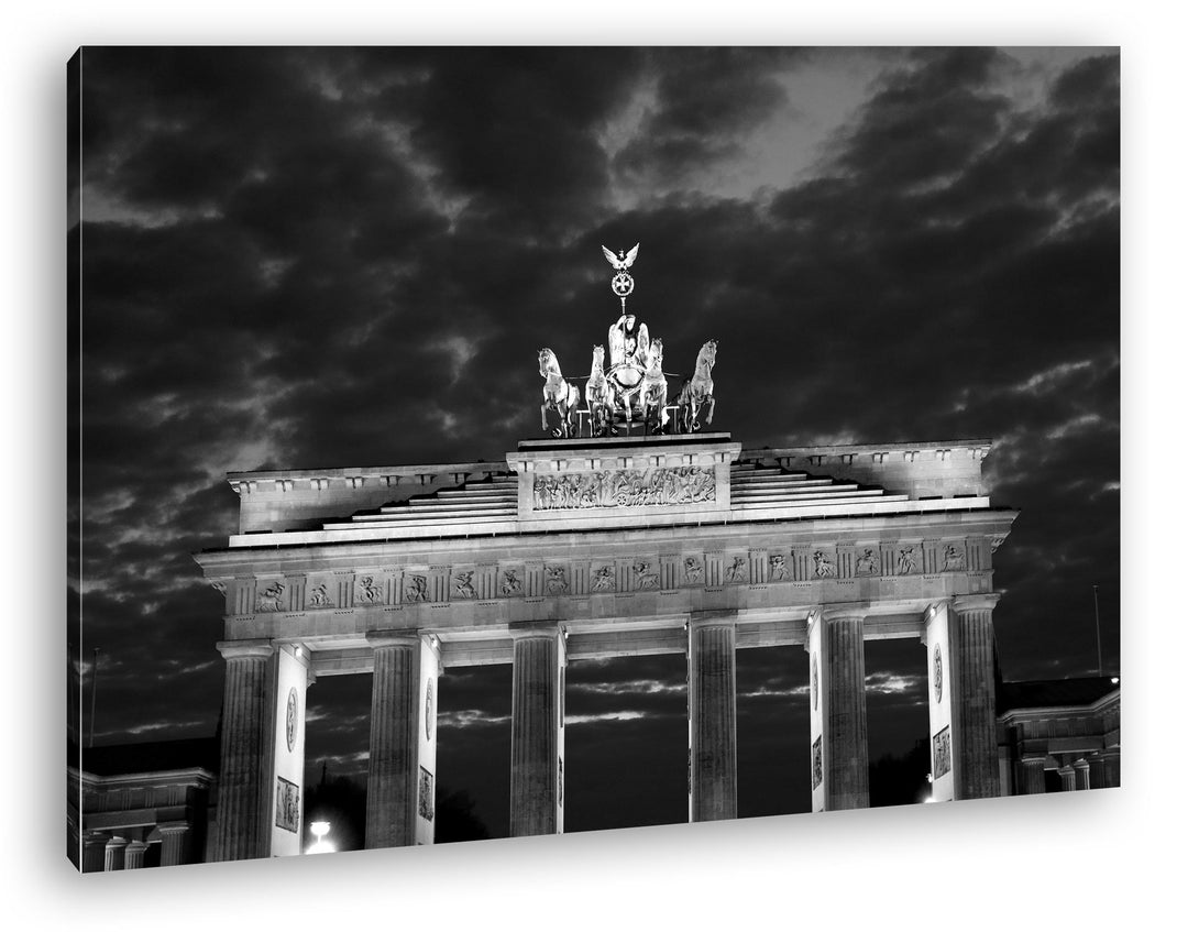 deyoli gigantisches Brandenburger Tor bei Nacht Effekt: Schwarz/Weiss im Format: 80x60 als Leinwandb