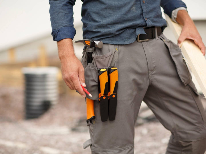 Fiskars Universalmesser inklusive Holster mit integriertem Messerschärfer, Gesamtlänge: 21,5 cm, Sch