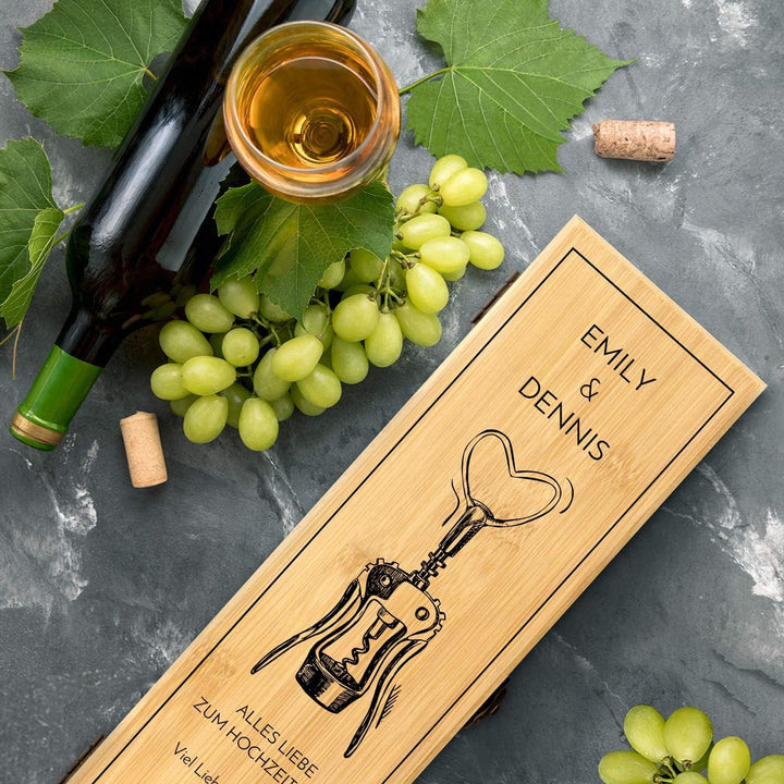 Maverton Weinbox für 0,7L Weinflasche - Wein Holzbox personalisiert + 4er Weinzubehör - Weinset Wein