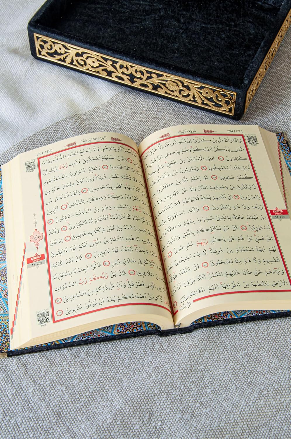 Spezielle elegante Samt bedeckte dekorative Box, Samt bedeckte Quran-Buch in Arabisch- und Gebetsper