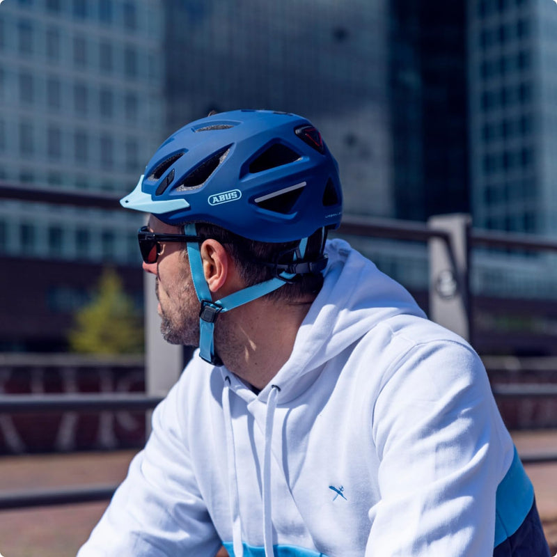 ABUS Stadthelm Urban-I 3.0 - Fahrradhelm mit Rücklicht, Schirm und Magnetverschluss - für Damen und