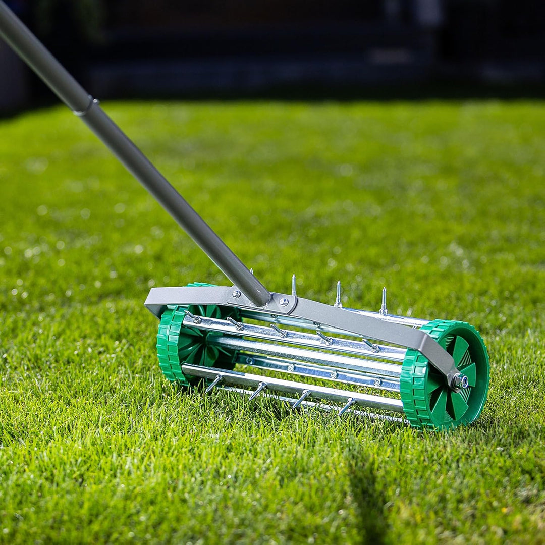 KADAX Handvertikutierer, Rasenlüfter aus robusten Stahl, Manueller Aerifizierer mit 3,3cm Nägeln, Bo