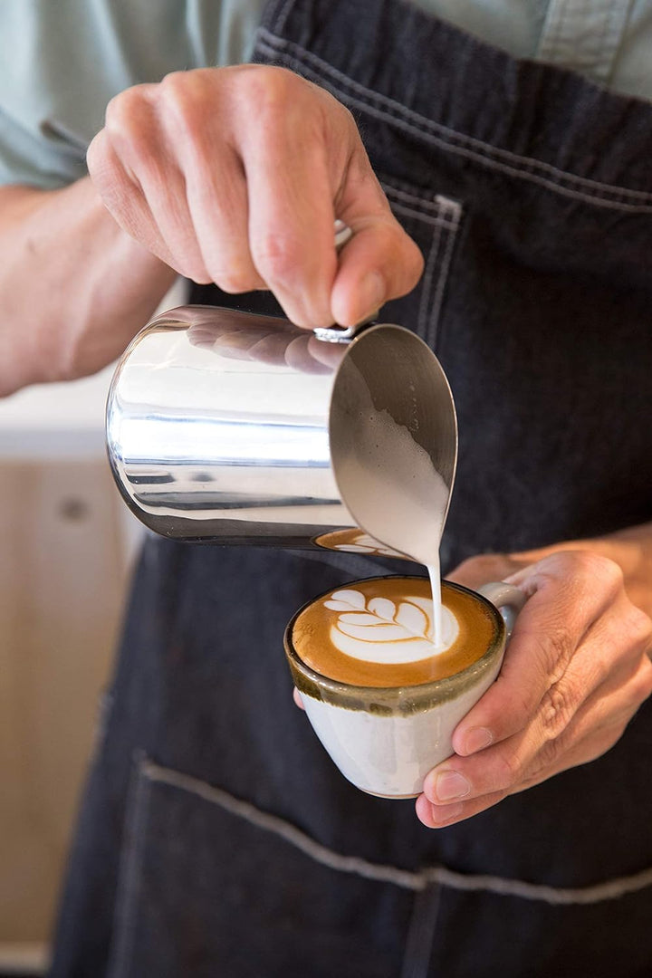 Fellow Eddy Dampfkrug für Milchaufschäumung und Präzisions-Lattekunst, Messhilfen, geriffelter Ausgu